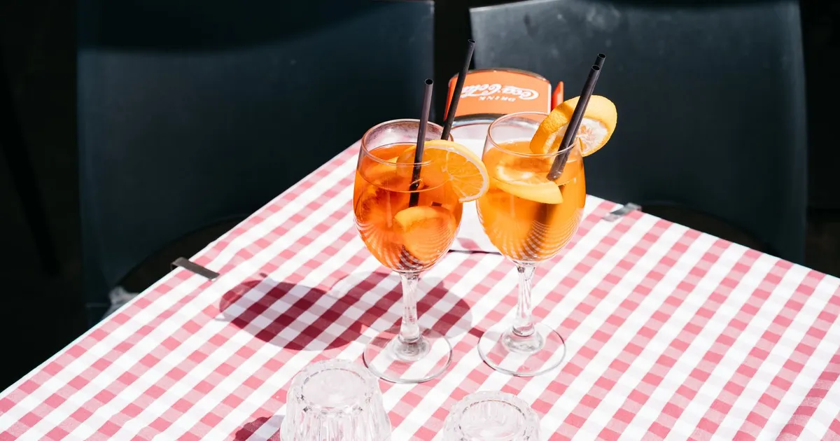 Aperitivo e atmosfera serale d'estate in una città italiana