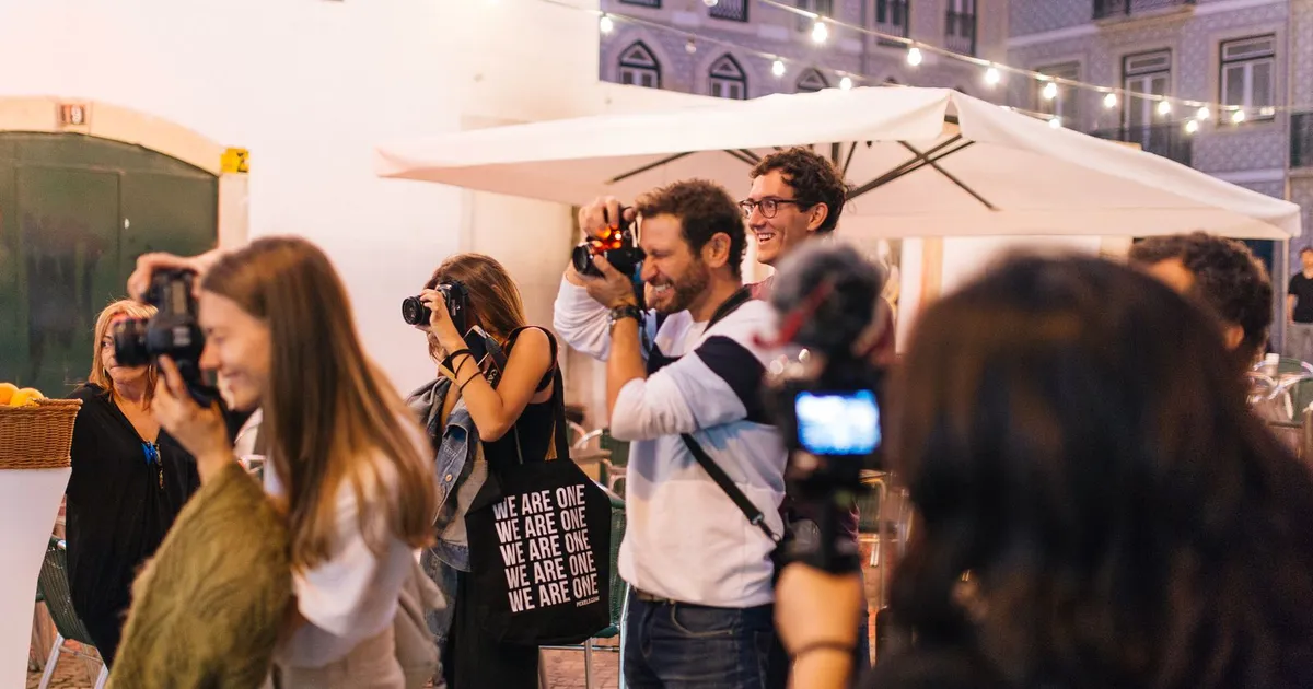 Festa noturna dos Santos Populares em Lisboa