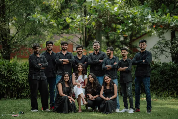 Un grupo de jóvenes posa sonriente en un jardín ar