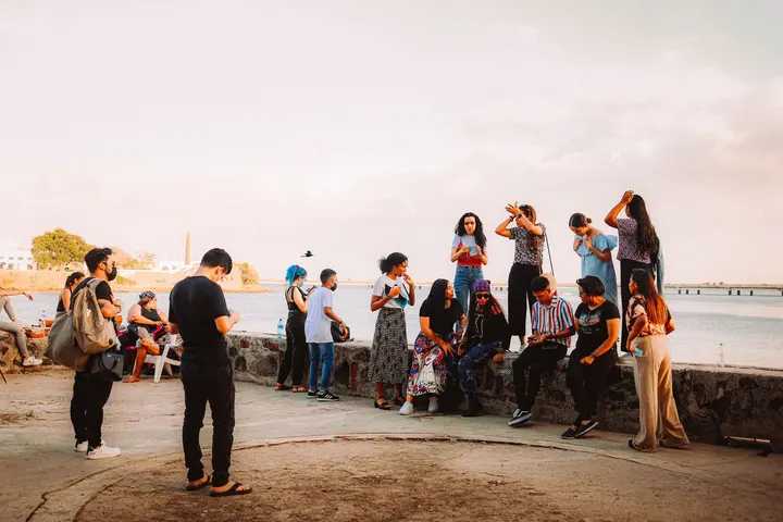 Un grupo de amigos celebran un cumpleaños con tarta en un parque
