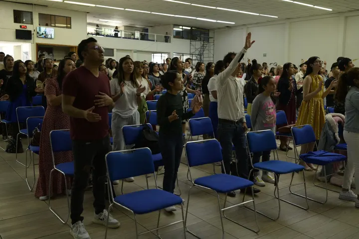 Ambiente de la sala de chat de Latinchat más de 40