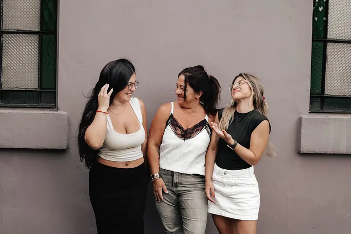 Ambiente de la sala de chat de Latinchat más de 50
