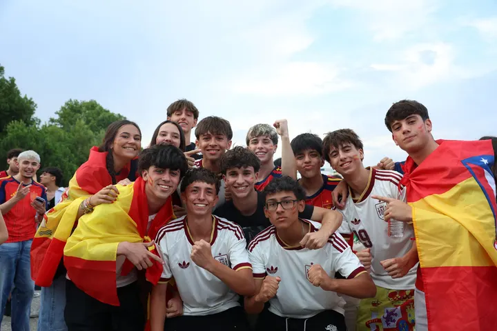 Amigos celebran un cumpleaños con tarta en un parque