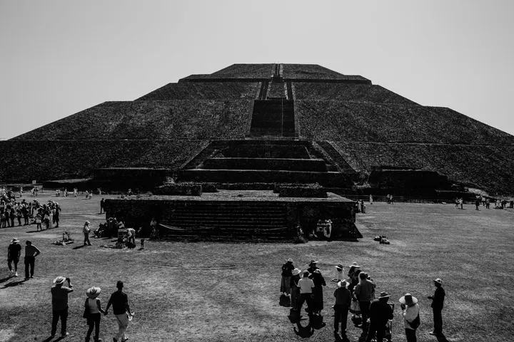 Turistas en el centro de la pirámide de Teotihuacán, en México